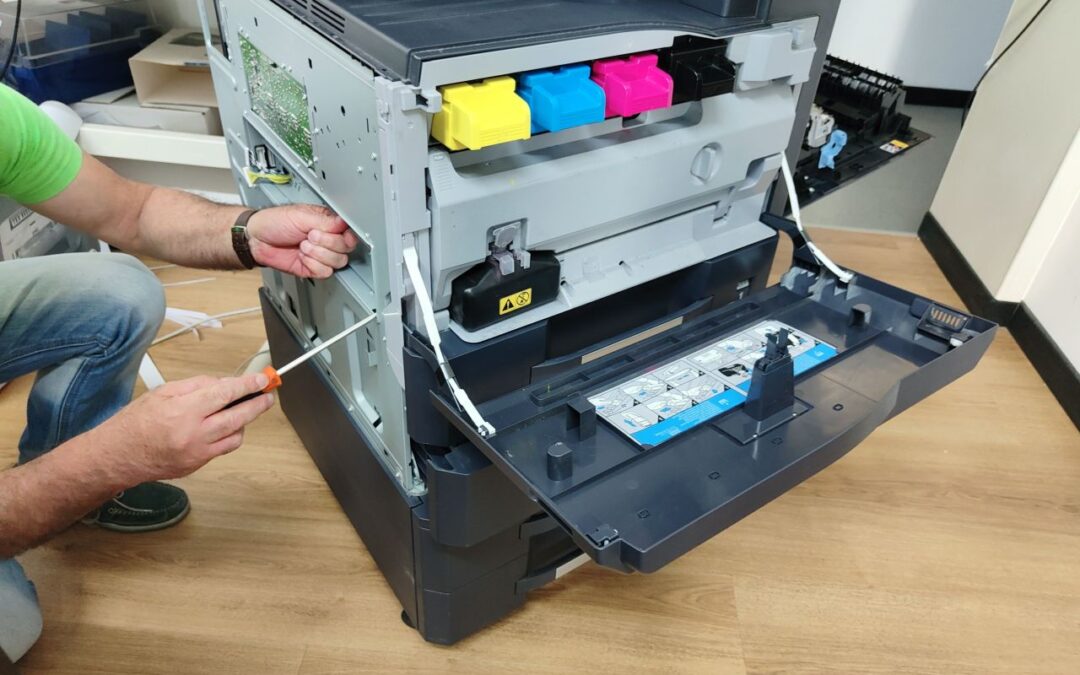 Smugi, paski i rozmazany tekst – jak rozpoznać przyczynę i naprawić problem krok po kroku