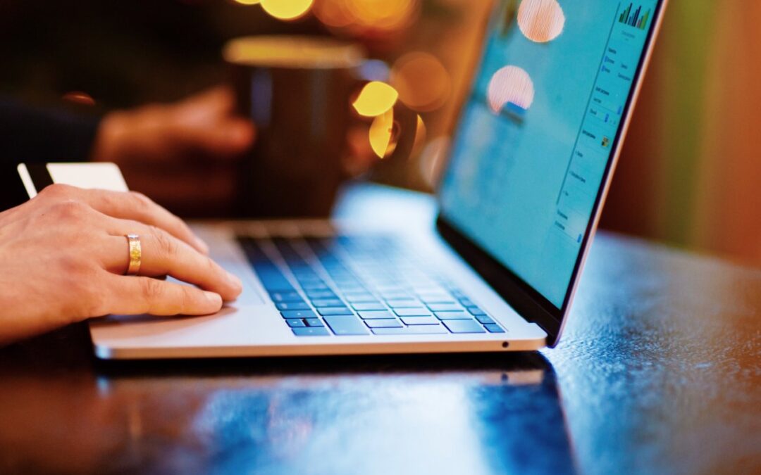 Laptop do pracy przez cały dzień — na co zwrócić uwagę przed zakupem?